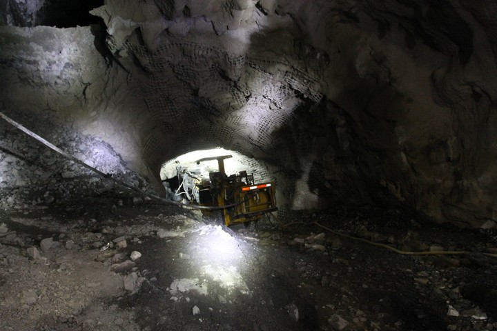 352023