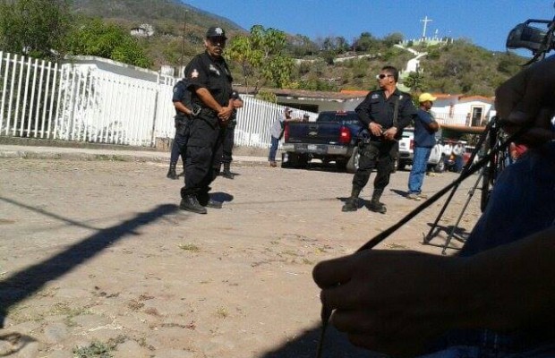 Policía-en-Zacualpan-Colima-febrero-2014-620×400