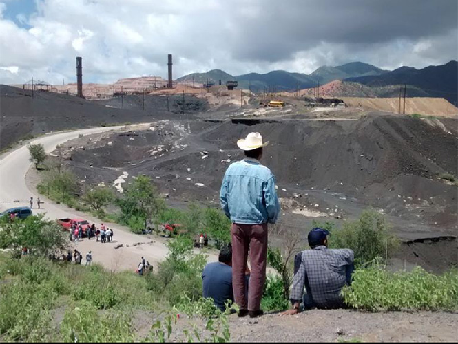 Ex trabajadores toman mina, exigen retiro del Grupo México