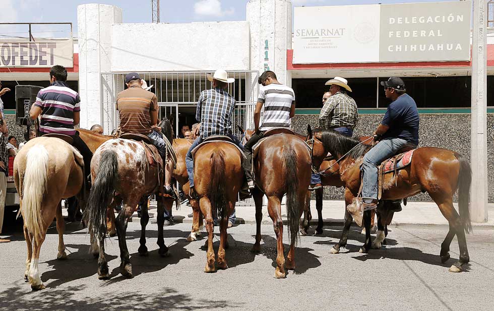 A caballo, exigen continuidad a proyecto de minera en Samalayuca