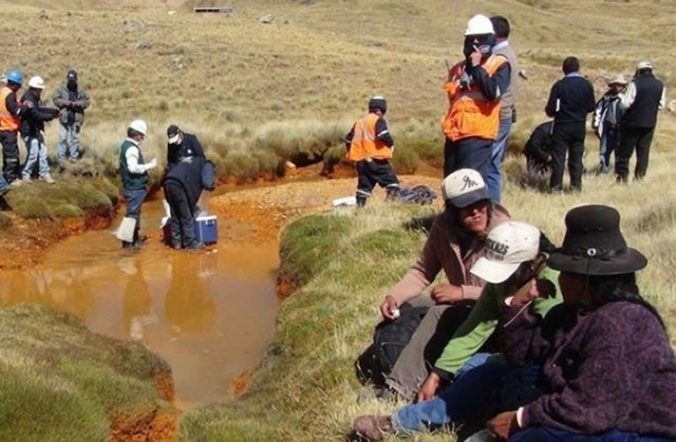 Dos empresas mineras contaminan el medio ambiente en la provincia de Lampa